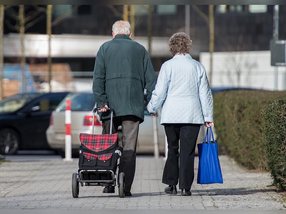 Die Kommunen im Kreis Soest müssen sich auf eine zunehmend älter werdende Bevölkerung einstellen. Foto: Silas Stein/dpa 